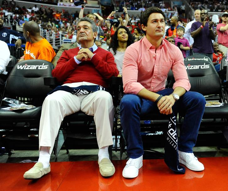 A sinistra il proprietario dei Washington Wizards Ted Leonsis con Zachary Leonsis (Reuters)